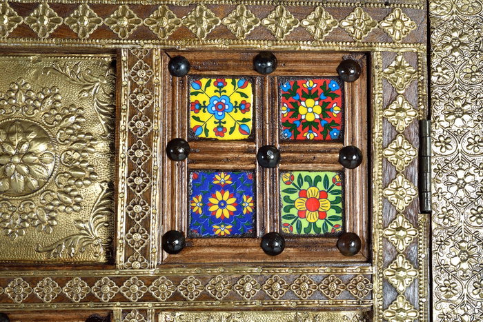 Giner y Colomer Armario 2 Puertas Madera Acacia Cerezo Detalles Azulejo Bronce Repujado 180x100x45 cm